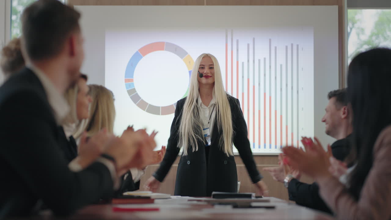 especialista en marketing mujer es emocionante durante su presentación en conferencias colegas están apoyando