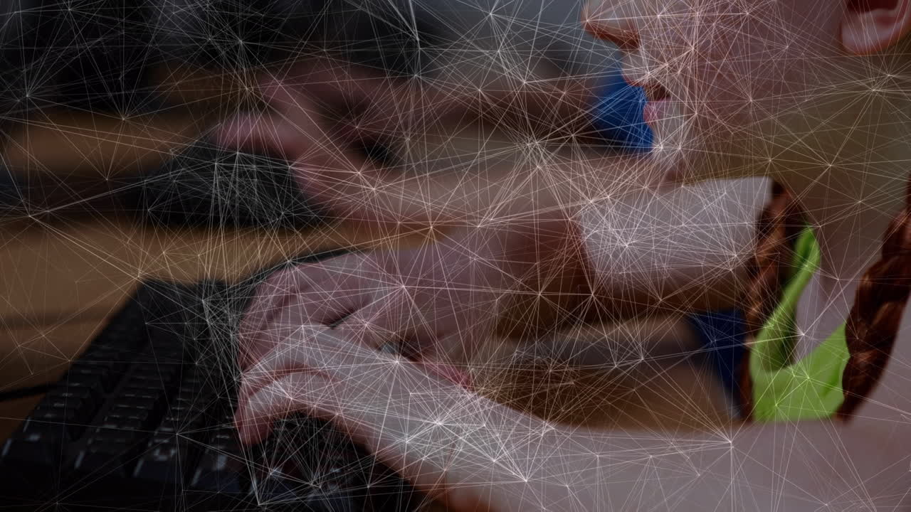 сеть связей через портрет белой девушки, улыбающейся во время использования компьютера в школе