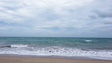 Toma-Panorámica-De-Izquierda-A-Derecha-En-La-Playa-Dhanushkodi-En-Rameshwaram,-Pamban-En-4k