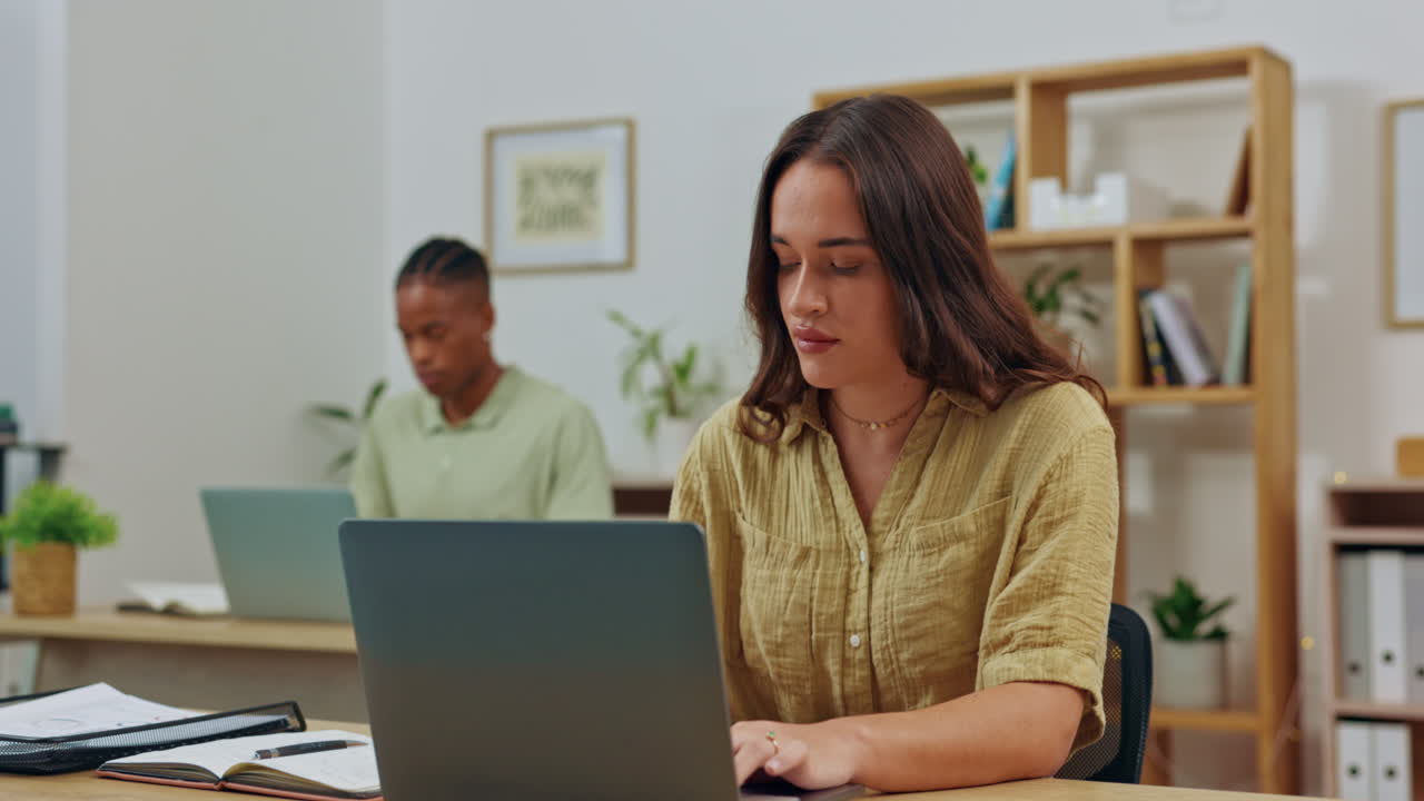 mujer, inicio y computadora portátil con notas de escritura