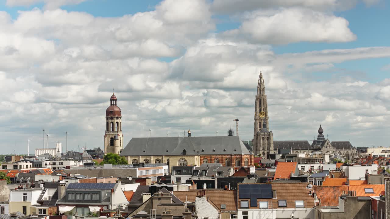 Timelapse af Antwerpens skyline med katedralen og Sankt Andreas Kirke under bevægende skyer.