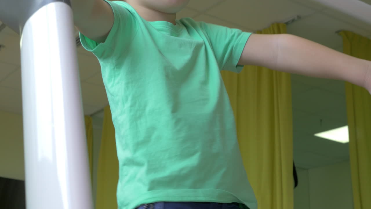 vista de los pies de un niño pequeño en la cinta de correr con el vendaje ortopédico especial y el uso de los pies