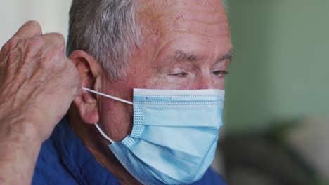 Portrait-of-senior-caucasian-man-wearing-face-mask