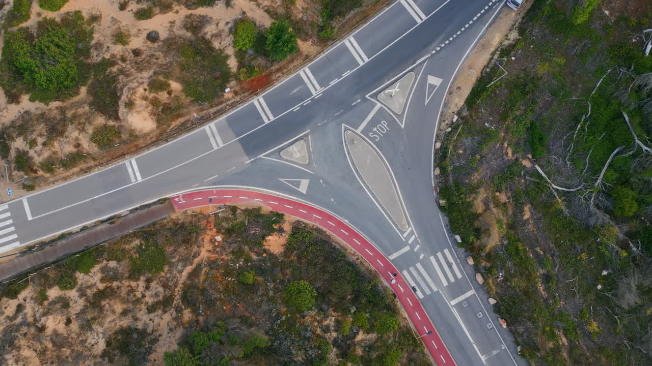 carretera de campo moderna aérea en la estepa vacía. cruce de carretera de asfalto vacío