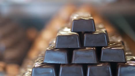 primer plano de una pila de cuadrados de chocolate oscuro
