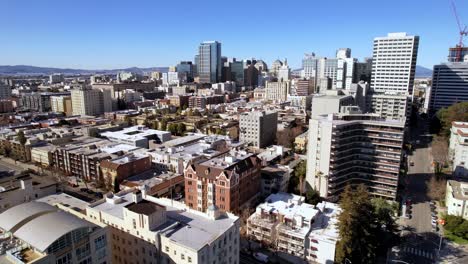 Empujón-Aéreo-En-El-Horizonte-De-Oakland-California