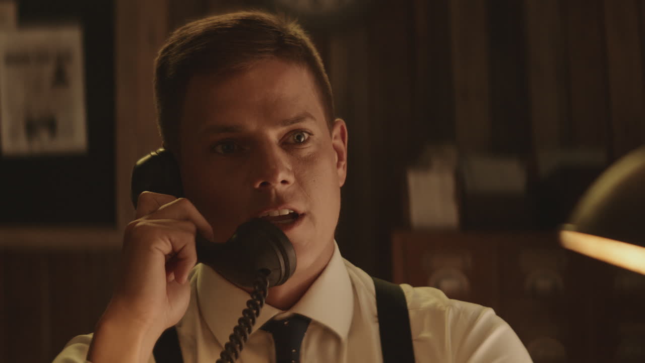 человек на старинном телефоне