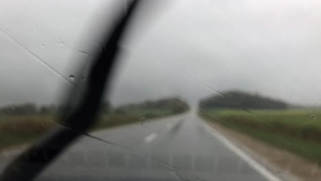 el coche, día de clima lluvioso dentro