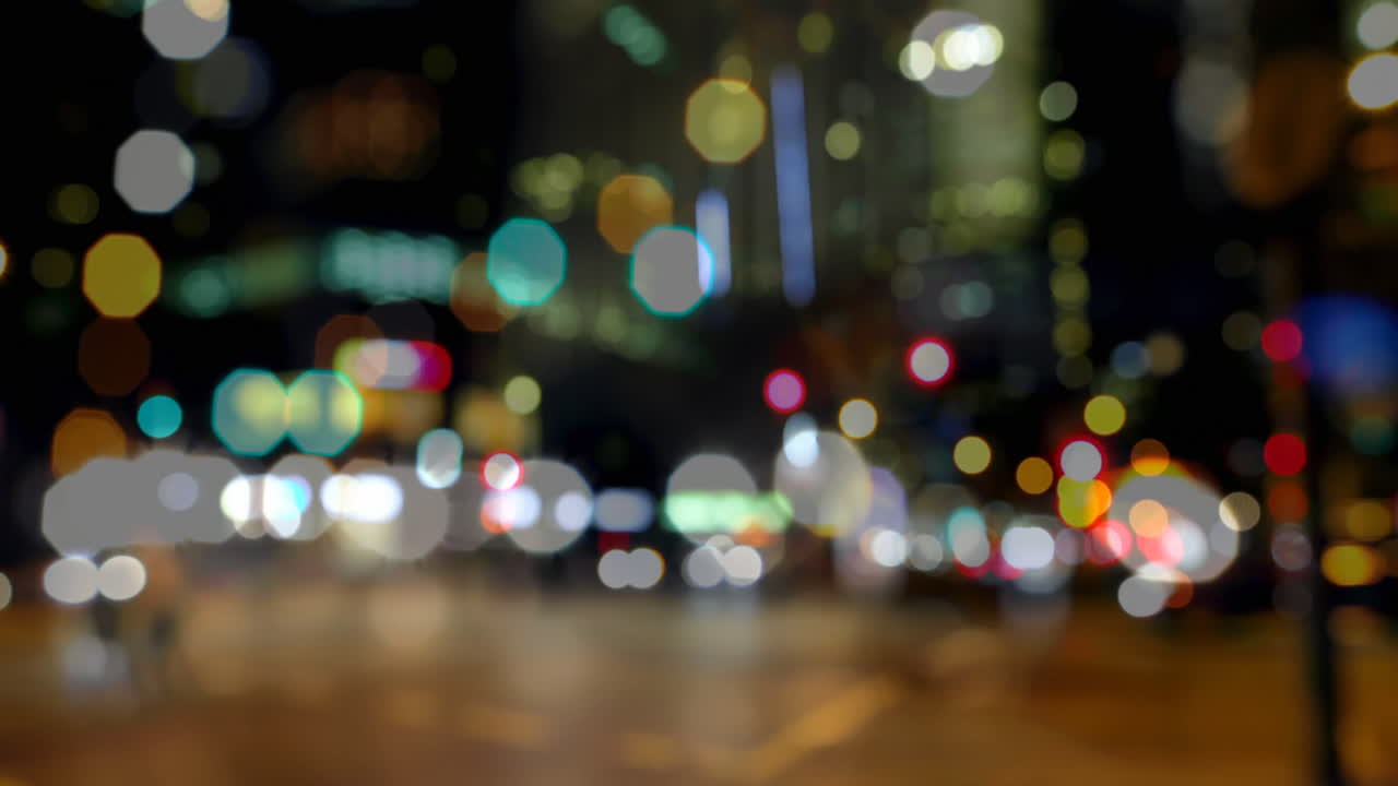 tráfico por carretera en la ciudad por la noche 4k