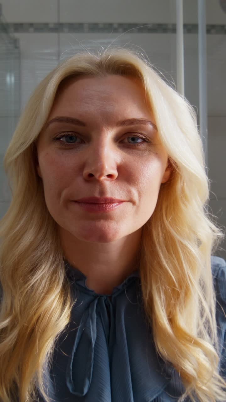 Donna che applica rossetto in bagno