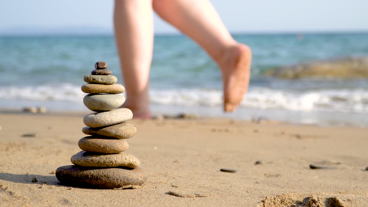 여름 풍경, 배경에서 해변을  ⁇ 고 있는 여성, 바위  ⁇ 어리에 초점을 맞추고, 실시간 촬영