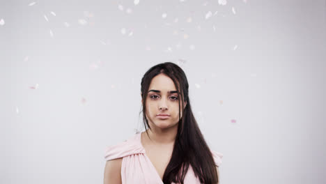 dama de honor solitaria en una ducha de confeti en cámara lenta serie de fotos de bodas de boda