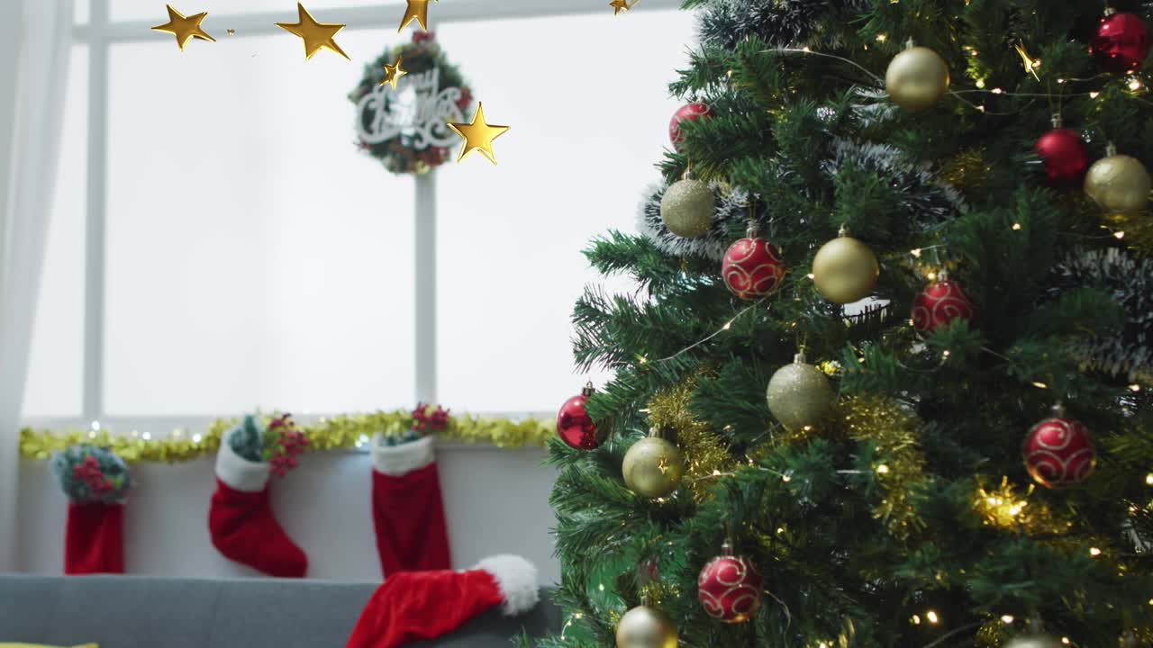 크리스마스 트리 위에 떨어지는 크리스마스 별의 애니메이션