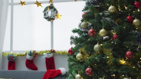animación de estrellas de navidad cayendo sobre el árbol de navidad