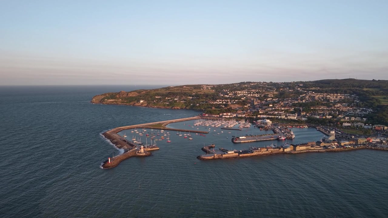 Dublin, İrlanda'daki Howth Marina, liman ve sahil kasabasının kuşbakışı hava görüntüsü.