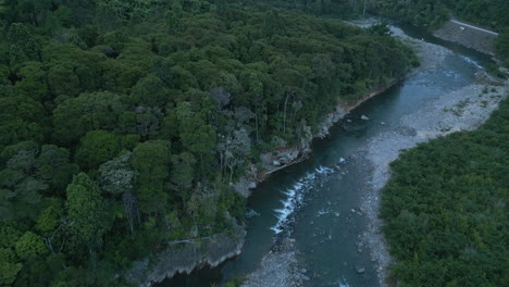 Drohne-Schoss-über-Die-Berge-Und-Den-Fluss