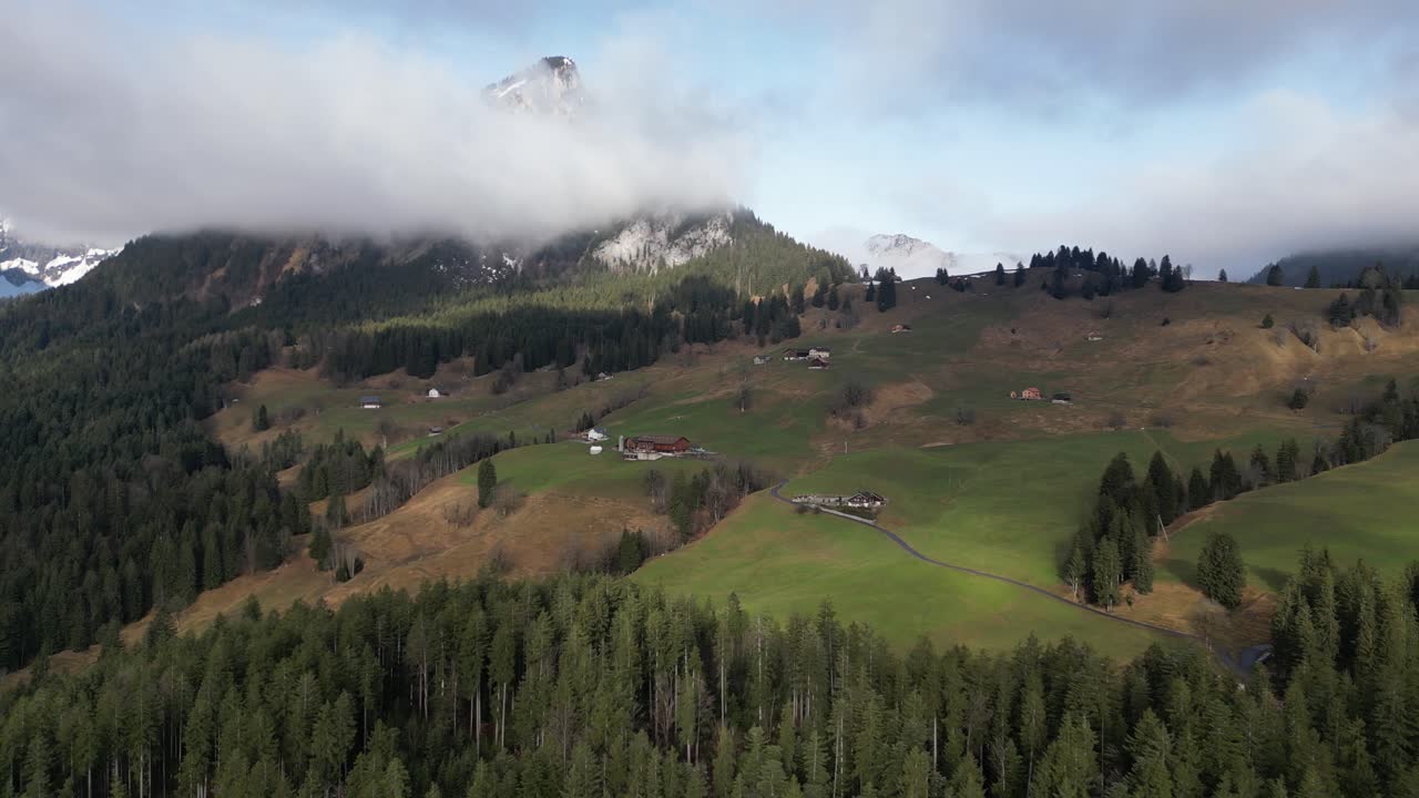 obersee glarus näfels suiza vuelo hacia atrás muestra casas en la ladera soleada de la montaña