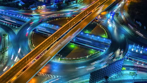 4k, tráfico de lapso de tiempo en la carretera en círculo por la noche