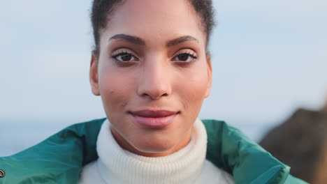 una chica afroamericana sonriente mirando a la cámara.