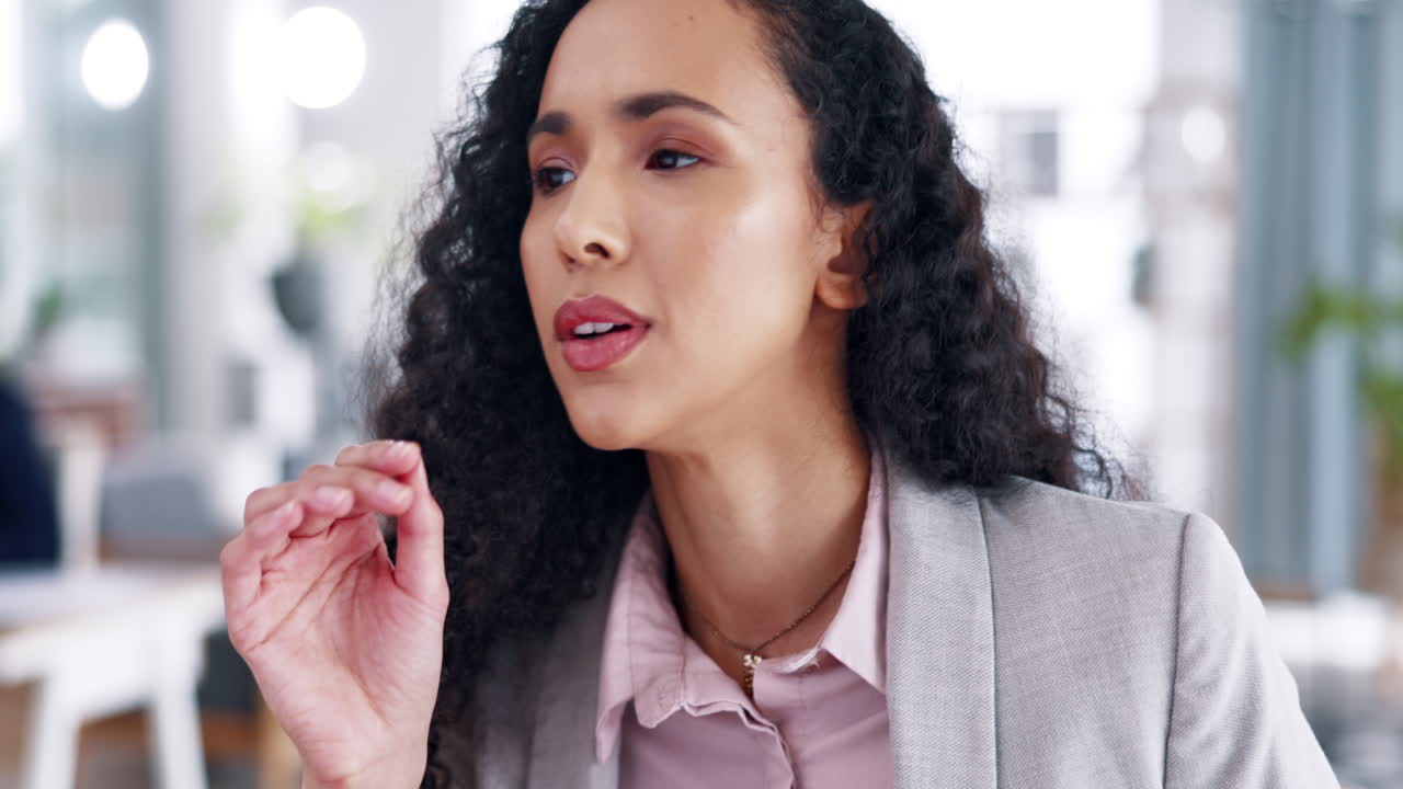 dolor de cabeza, mujer de negocios y estrés en la oficina