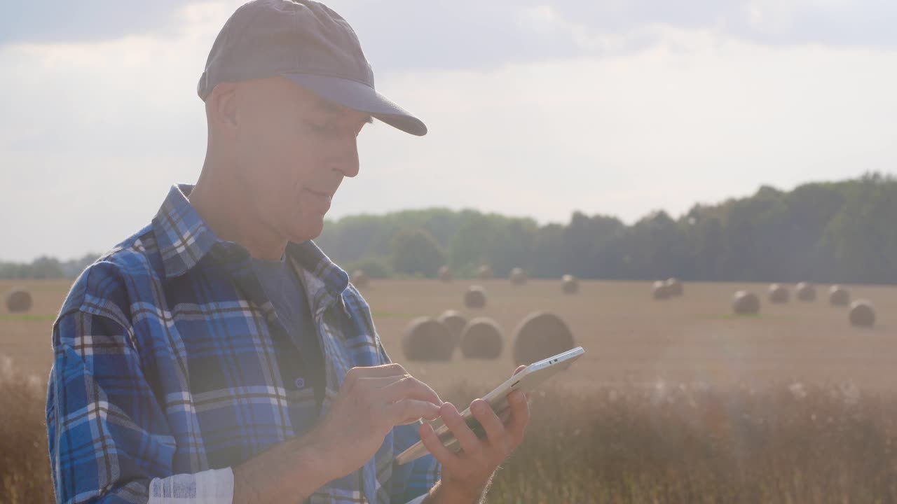 agricultor usando tableta digital en la granja 6