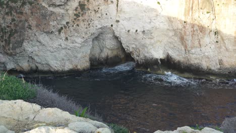 paredes de piedra caliza brillante de las cuevas marinas de la gruta azul en malta