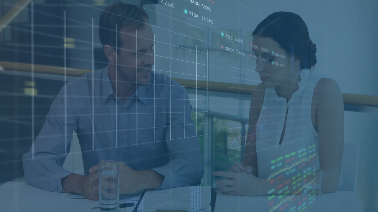 animación del procesamiento de datos contra diversos hombres y mujeres de negocios que discuten sobre documentos