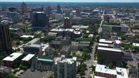 Vista-Aérea-Hacia-Atrás-Sobre-El-Paisaje-Urbano-De-Yankee-Hill-En-Milwaukee,-En-El-Soleado-EE.UU.