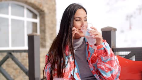 Young-woman-chatting-on-her-mobile