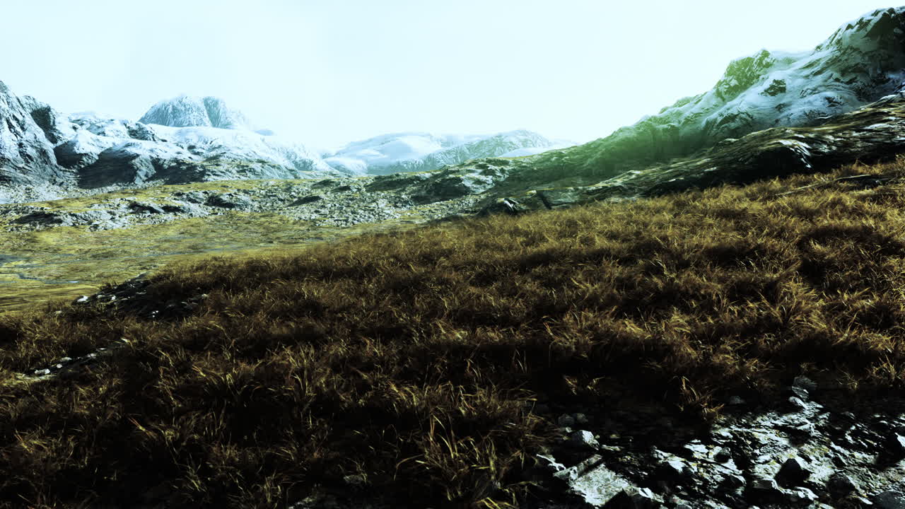 campos de hierba seca y montañas en nepal