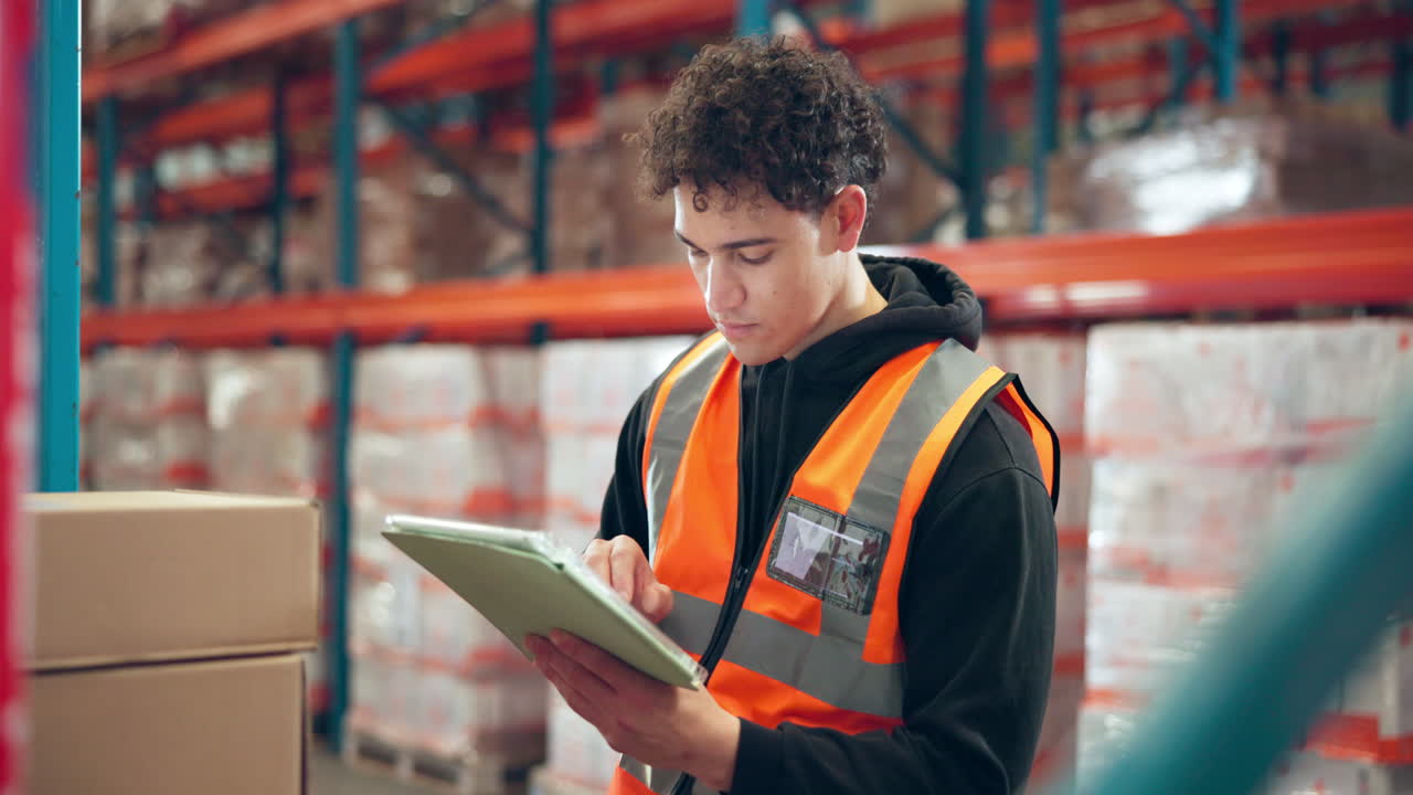 Lavoratore di magazzino che usa un tablet per gestire l'inventario