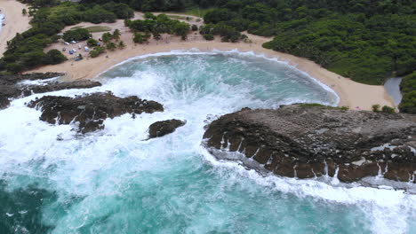 Drohnenaufnahme-Des-Strandes-Von-Mar-Chiquita-In-Puerto-Rico-4k