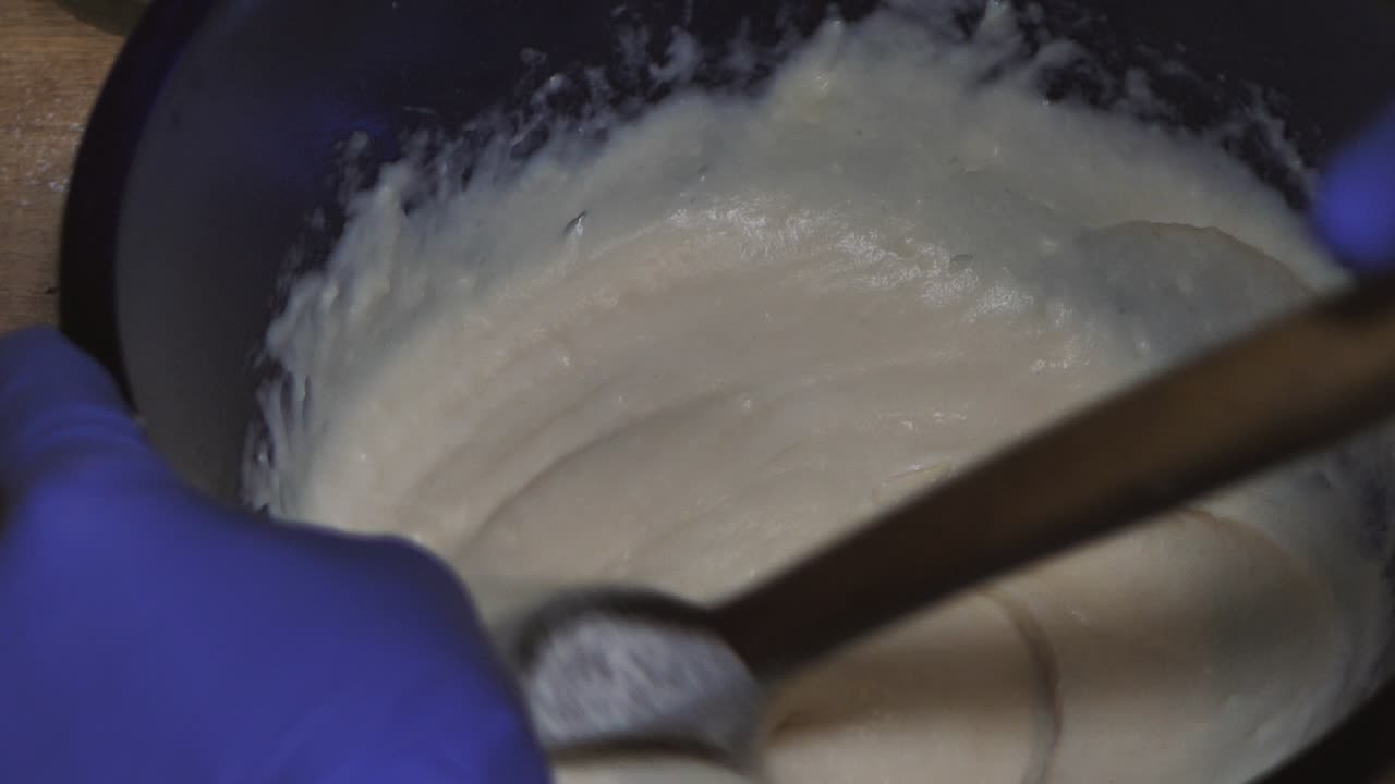 перемешать тесто деревянной ложкой