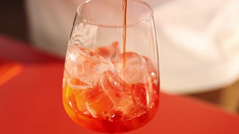 pouring aperol spritz