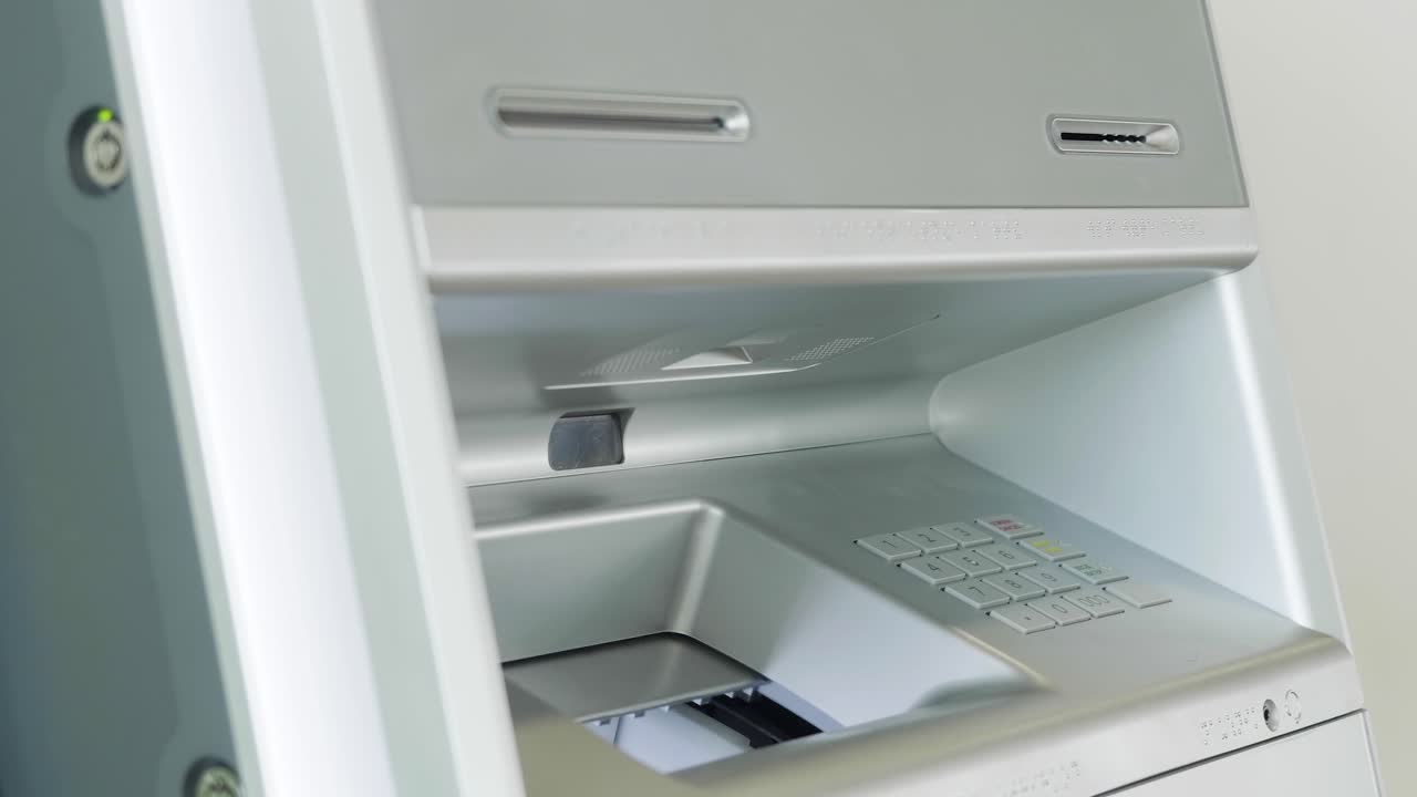 Persona che utilizza il bancomat