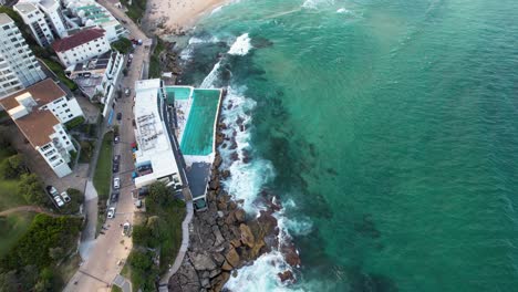 un drone de 4k filmado en la playa de bondi en sydney, nueva gales del sur