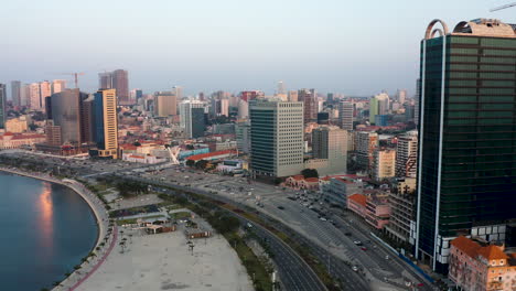 frente de viaje, ciudad de luanda, hora dorada sobrevolando la bahía de luanda, áfrica #5