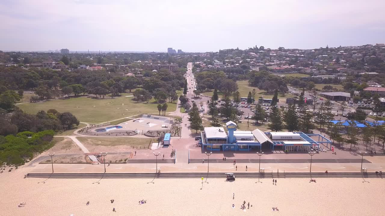 배경에 시드니 타운이 있는 고급 해변의 조감도