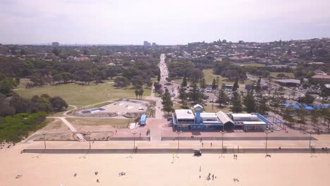 vista aérea de la playa de lujo con la ciudad de sydney al fondo