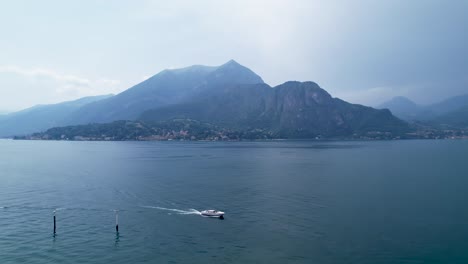 barco en el lago de como con fondo de montaña