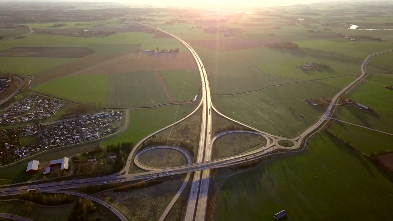 이동하는 교통 차량과 함께 고속도로 교차로의 공중 시각.