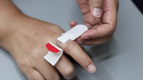 sequential steps of bandaging a finger injury