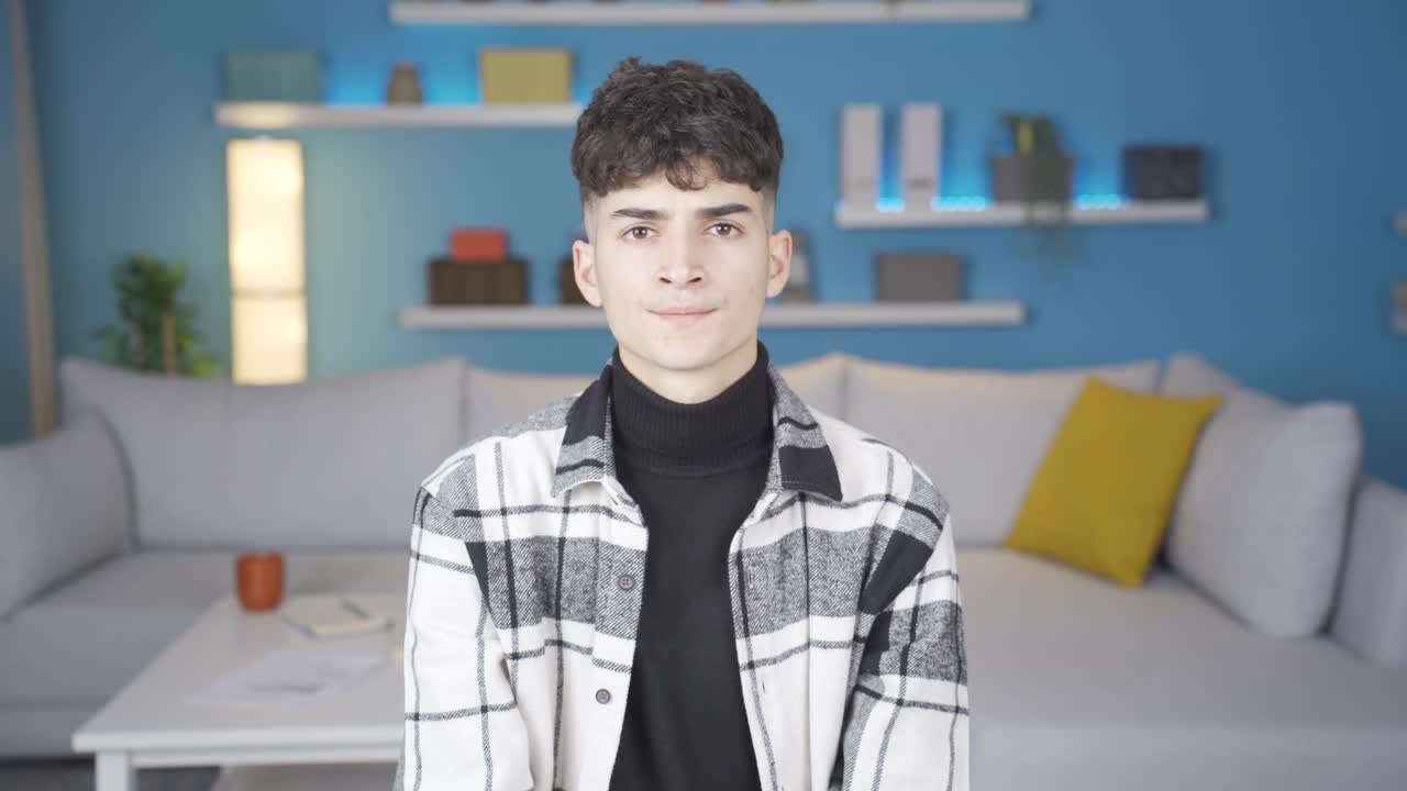 좌절하고 화가 난 젊은이가 카메라를 쳐다보고 있습니다.