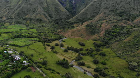 Vista-Aérea-De-Dos-Ríos-En-Medio-De-Las-Montañas---Colombia