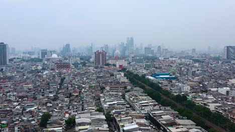 Horizonte-De-Aire-Contaminado-De-Yakarta-Indonesia-Con-Población-Densa-Y-Hogares,-Antena