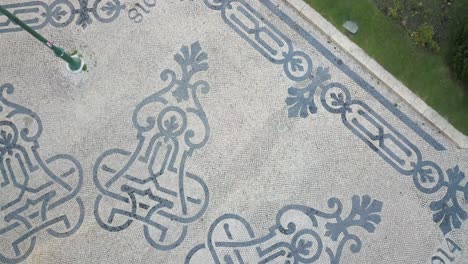 en las primeras horas antes de las jornadas mundiales de la juventud, una vista aérea muestra las calles de lisboa adornadas con sus icónicas aceras de mosaico, una pintoresca escena que anticipa los eventos del día