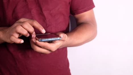 hombre usando un teléfono inteligente