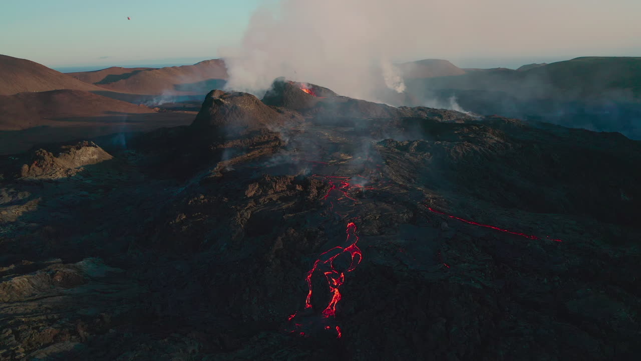 vista aérea de la erupción del volcán en geldingardalir islandia