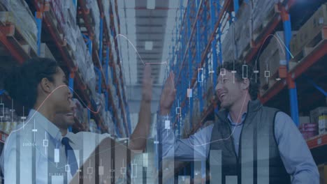 animación de gráficos financieros sobre trabajadoras y trabajadores de almacenes felices y diversos