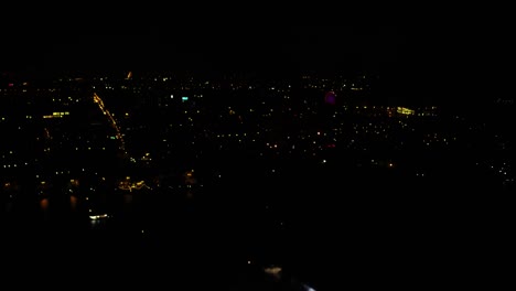 fuegos artificiales de la ciudad vista aérea por la noche